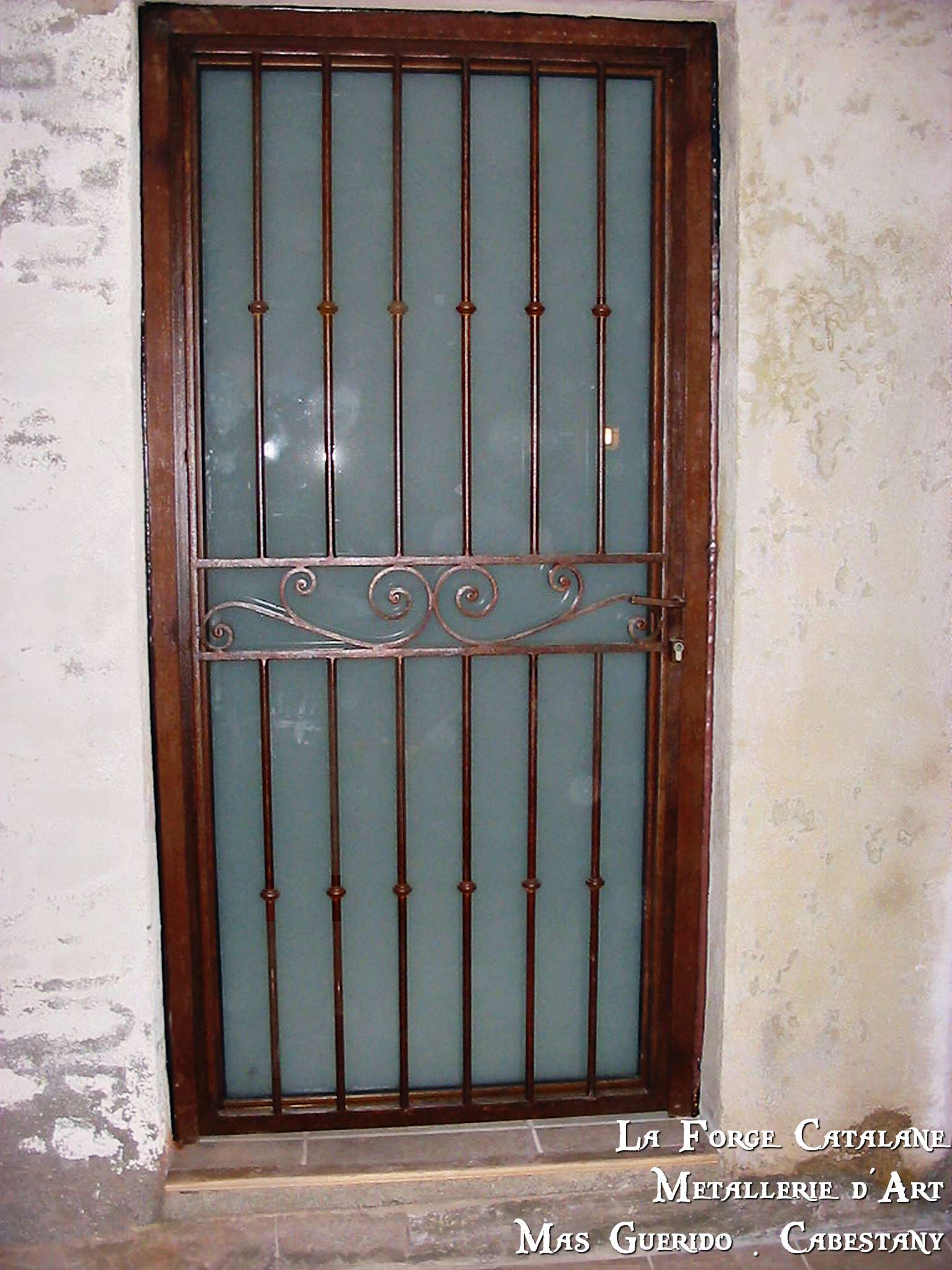 porte vitree barreaudage vertical bagues olives frise volutes centrale forge catalane.jpg